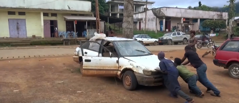 非洲玩命出租车:一公里能故障3次,一不小心就翻车