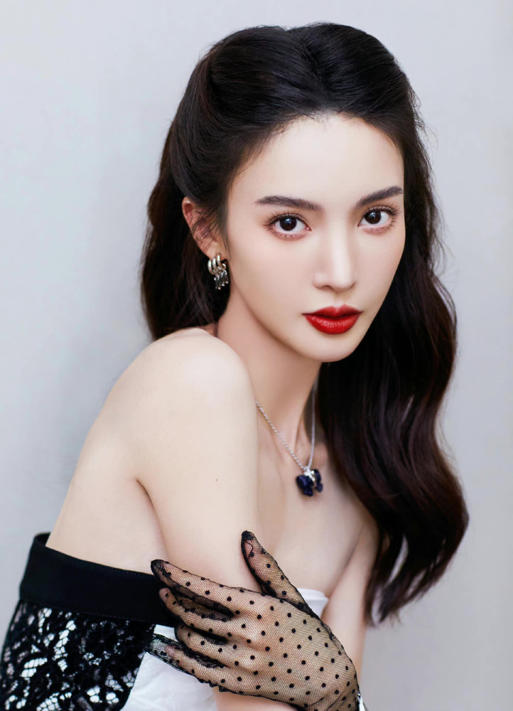 金晨黑蕾丝手套复古造,金晨的造型时尚性感又有,姐姐真的是太有魅力了