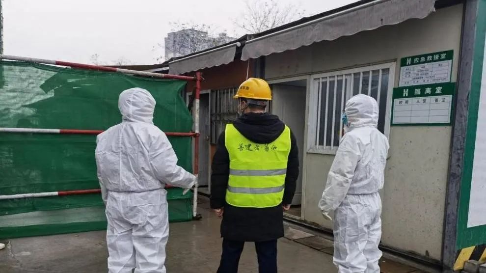 疫情防控筑牢防护网区住建局在工地一线组织疫情防控应急演练