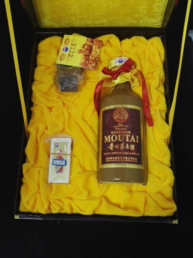 官員上繳禮品可競拍 50年的茅臺歐米伽金表等禮品價值不菲