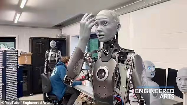 世界上最先进人形机器人在英国亮相面部表情和动作异常逼真