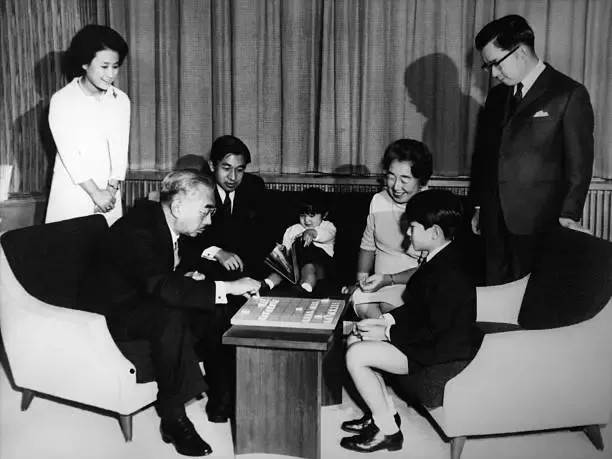 他爷爷裕仁天皇的膝上曾被称为"文仁亲王的指定席.