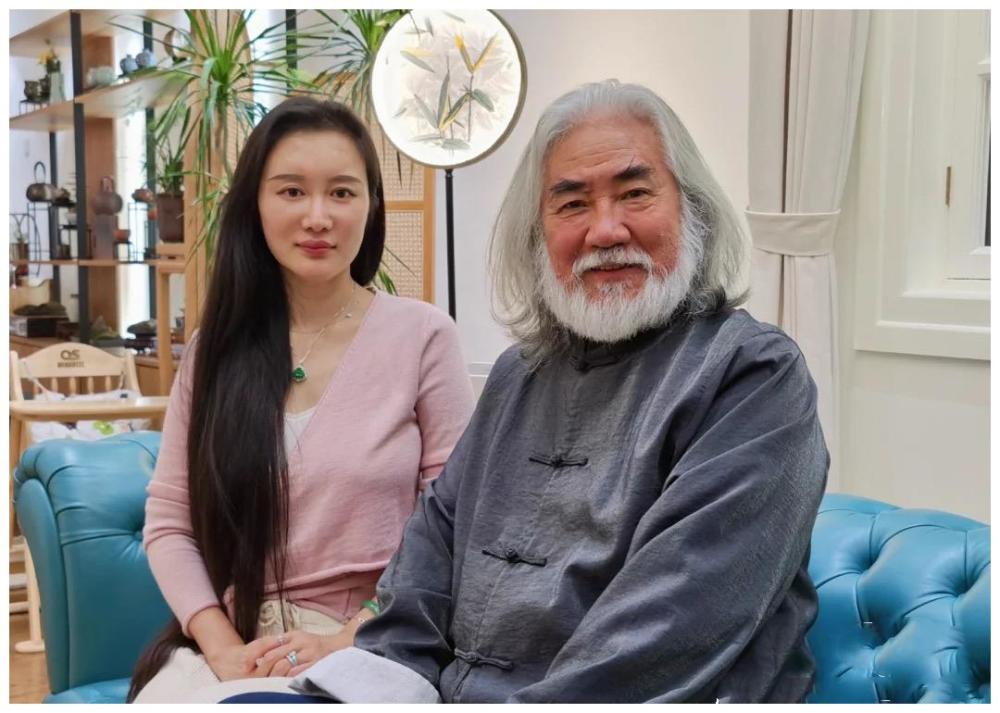 张纪中和娇妻杜星霖撒狗粮,遭网友"灵魂拷问",张导回怼有方