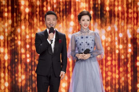 李思思与康辉主持2019年央视春晚当她被以"央视春晚的新鲜血液","