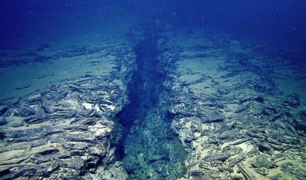 马里亚纳海沟每年"吞"水约3亿吨,海平面下降,这些水会