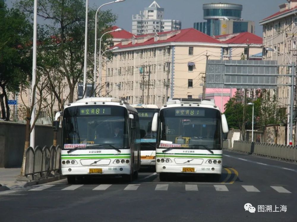 81路swb6120khv2-3(s2c)型,swb6100v2(s0d)型客车并驾齐驱,昌邑路