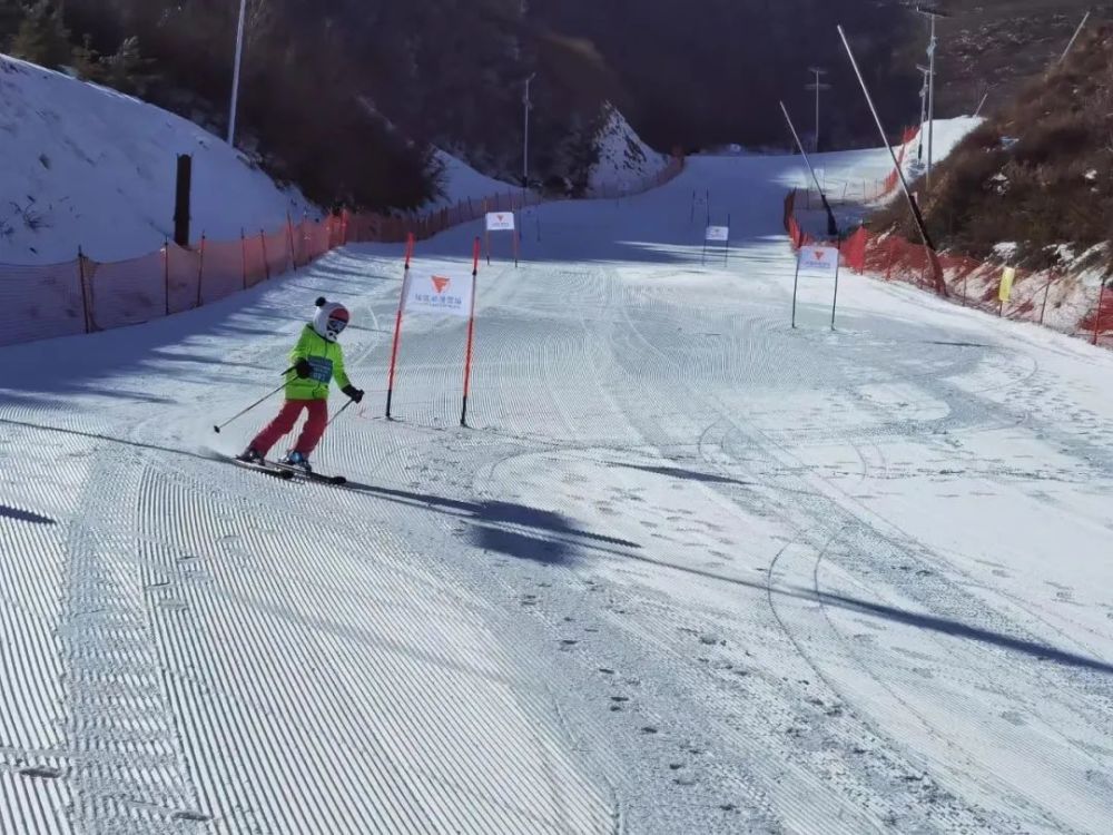 速度与激情的体验抱龙山凤凰岭滑雪场开滑!