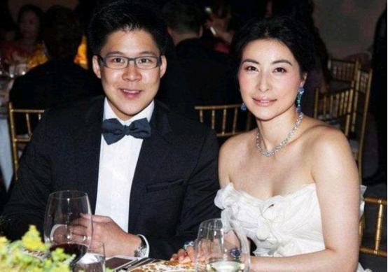 郭晶晶本就是一个很优秀的人,而嫁给了一个身价达到了千亿的老公,是