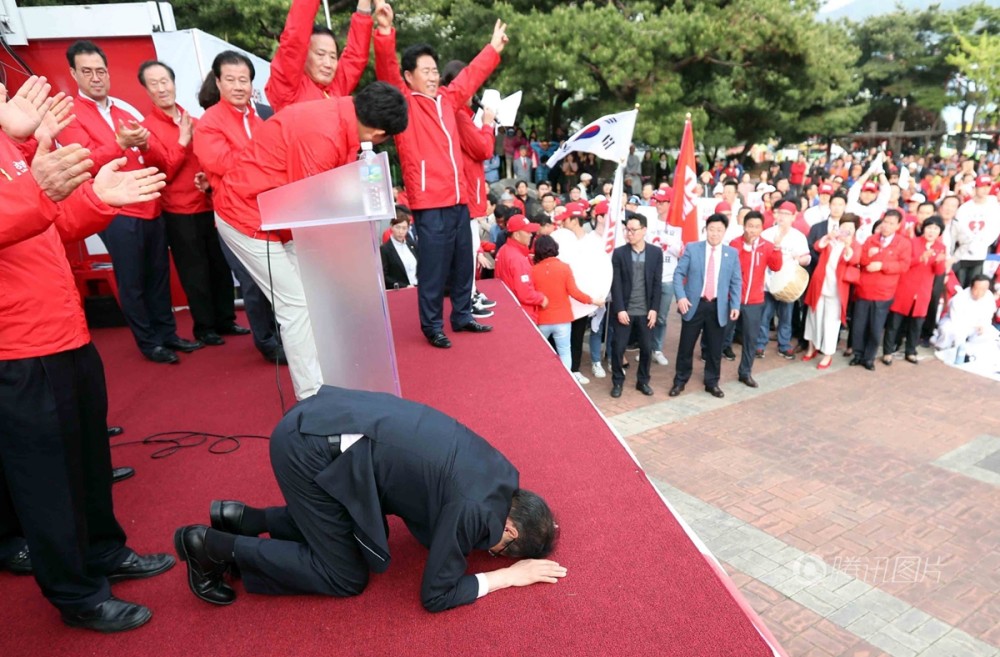 韩国总统候选人秀书法下跪拜礼求支持 (组图)