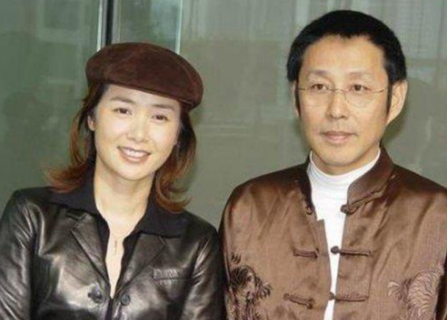 但陈道明却默默无闻,在外人面前,大家只称呼他"杜宪她老公".