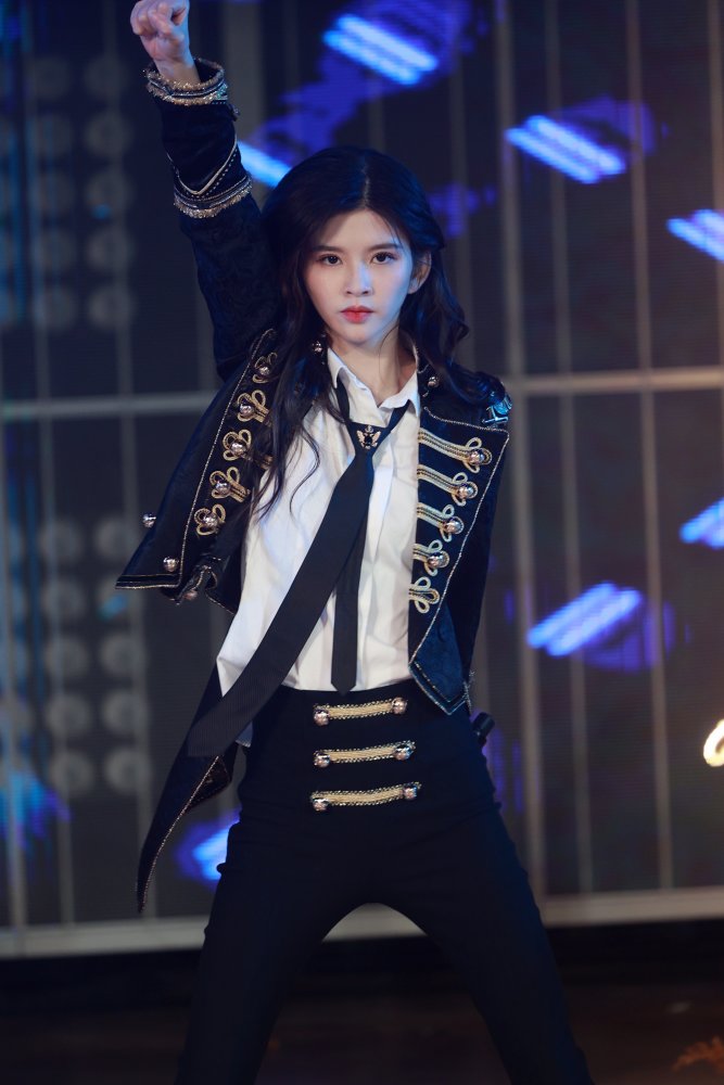 snh48林思意入团八年毕业公演 纱裙造型仙气飘飘
