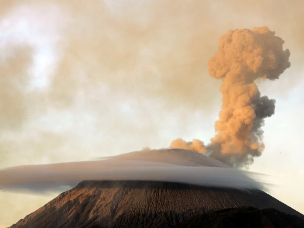 印尼火山喷发火山灰冲向万米高空,数座村庄被掩埋至少