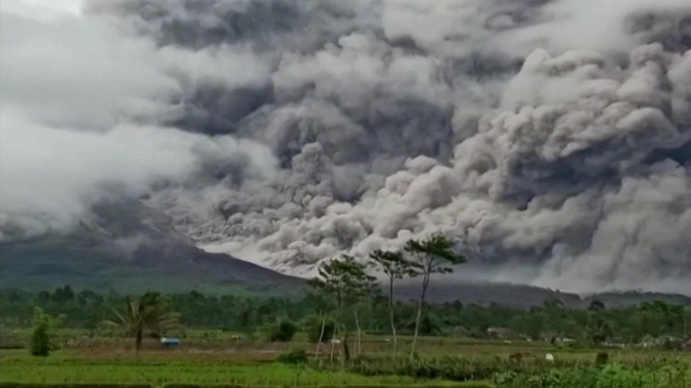 印尼火山喷发火山灰冲向万米高空,数座村庄被掩埋至少