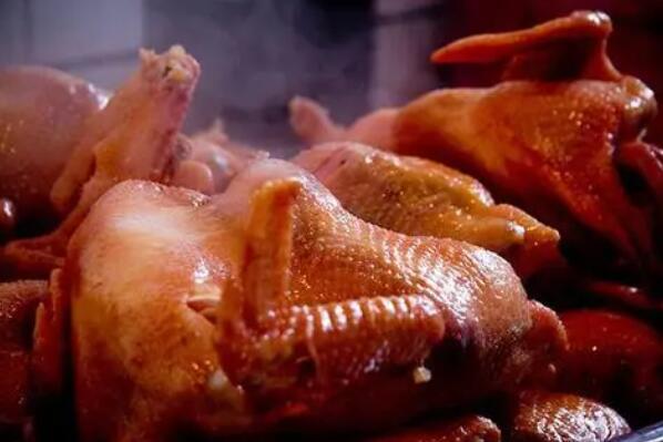 静宁烧鸡是以形色美观,外表晶亮,卤色褐红,鲜嫩美味,肉香味厚的特点而
