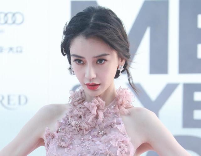 在出席活动的女星方阵中,angelababy和迪丽热巴无疑是备受关注的两位