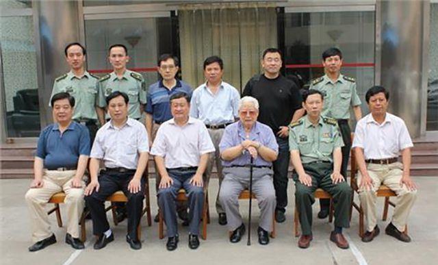北京军区原政委刘振华子女现状?长子是正团级,次子是
