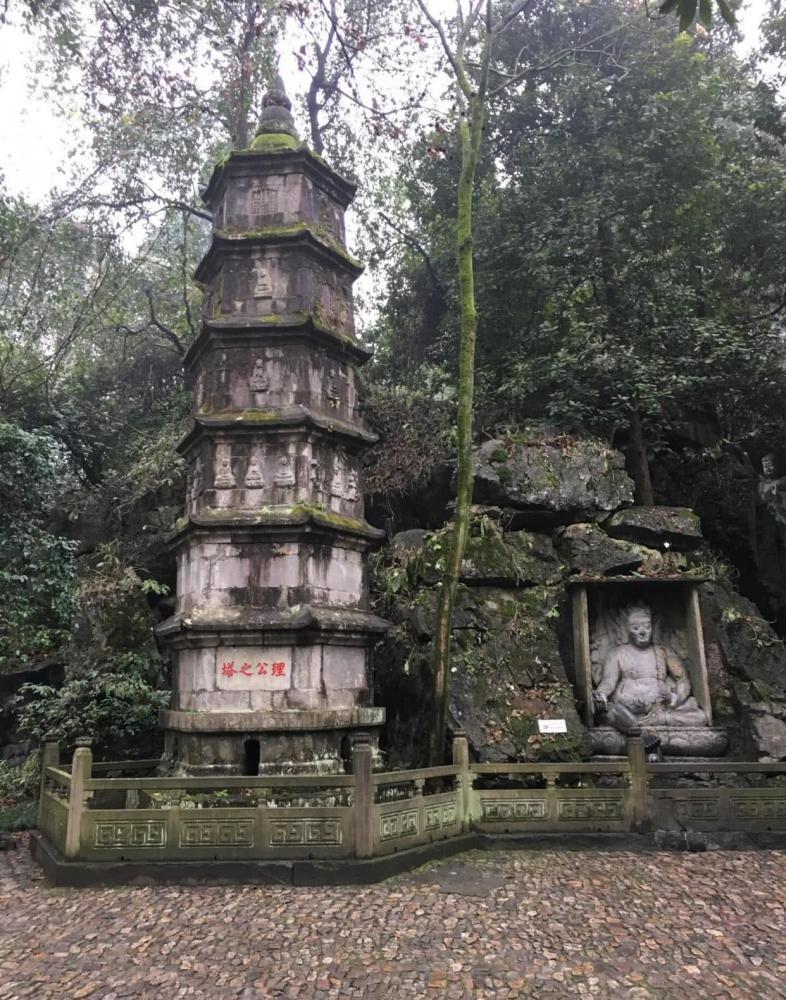 在杭州境地有一处被称为千年古刹灵隐寺在春天能寻得安静一隅