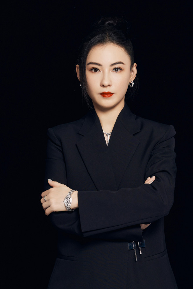 张柏芝写真身穿黑色西装搭同色纱裙自信优雅明艳动人