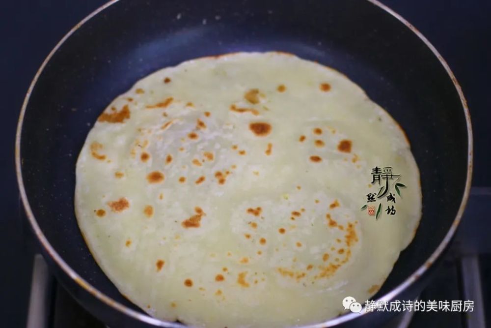 搅点儿面糊就能烙,这个早餐饼,又香又软,十分钟就能做1摞