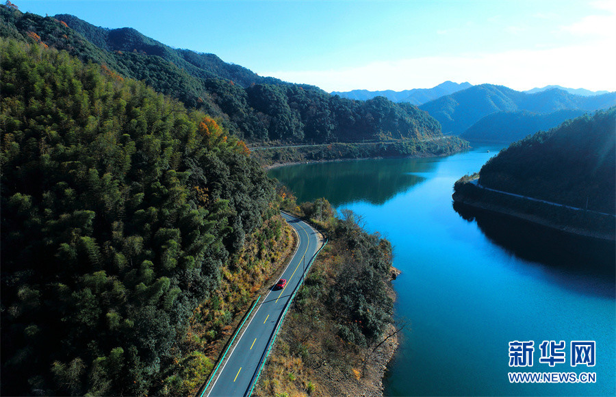 一湖碧水绕青山