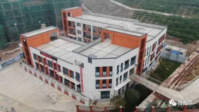 高坪第七小学望城校区项目位于白塔街道办嘉东社区东侧,目前多栋教学