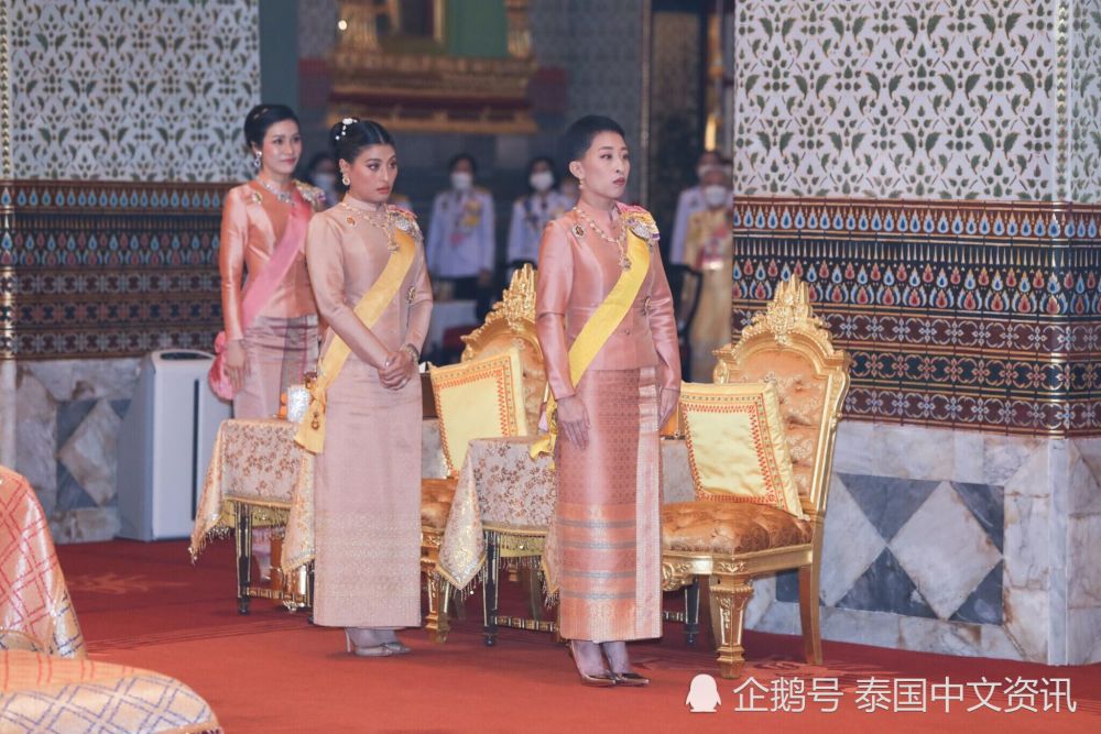 泰国九世先王诞辰纪念日十世王携王室成员出席活动