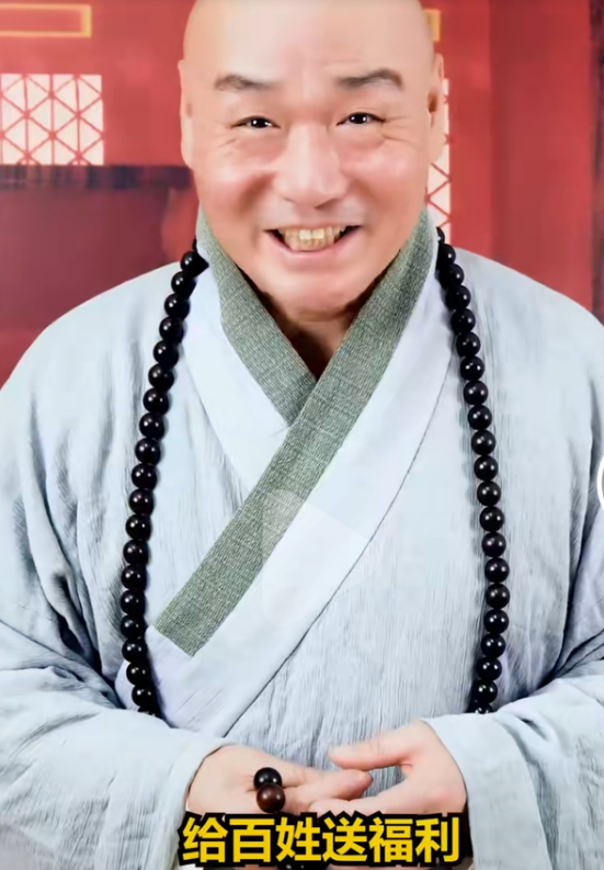 54岁老戏骨为病妻隐退20年今扮和尚卖货被骂惨为钱赔笑太心酸