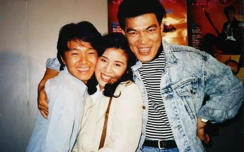 成奎安有两房老婆,大老婆名叫冯月华,与成奎安相恋相识多年.