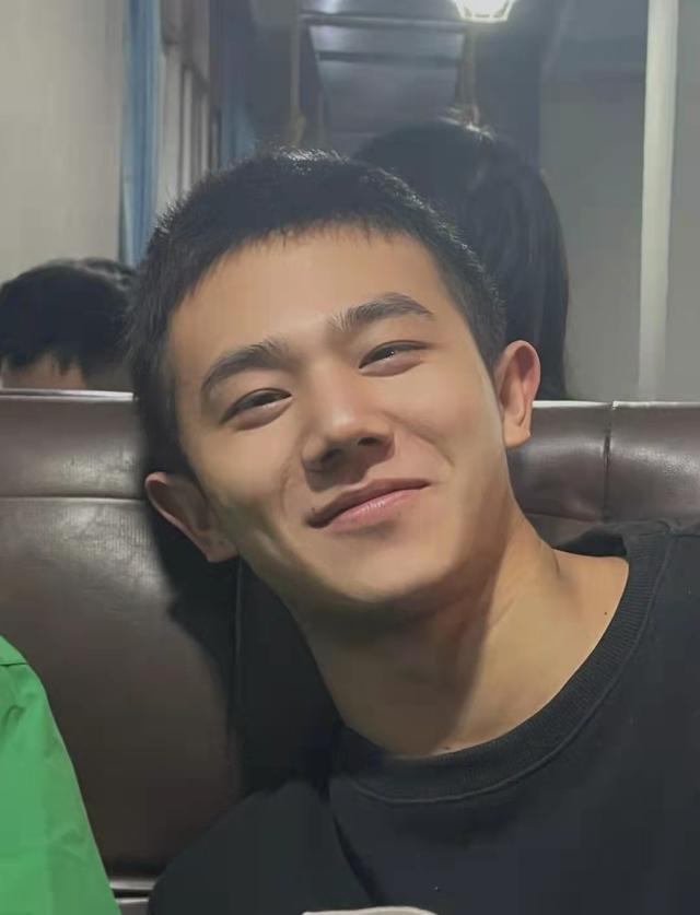 长相帅气的体育生小哥哥戴着项圈的模样很欲你怎么看