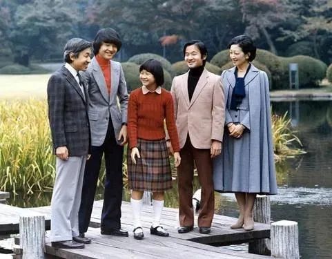 老天皇全家福中清子妥妥c位爱子成年后,将开始承担日