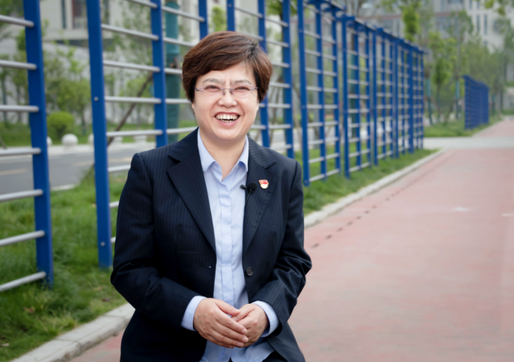 李静,全国人大代表,湖北省襄阳市第四中学党委副书记,校长