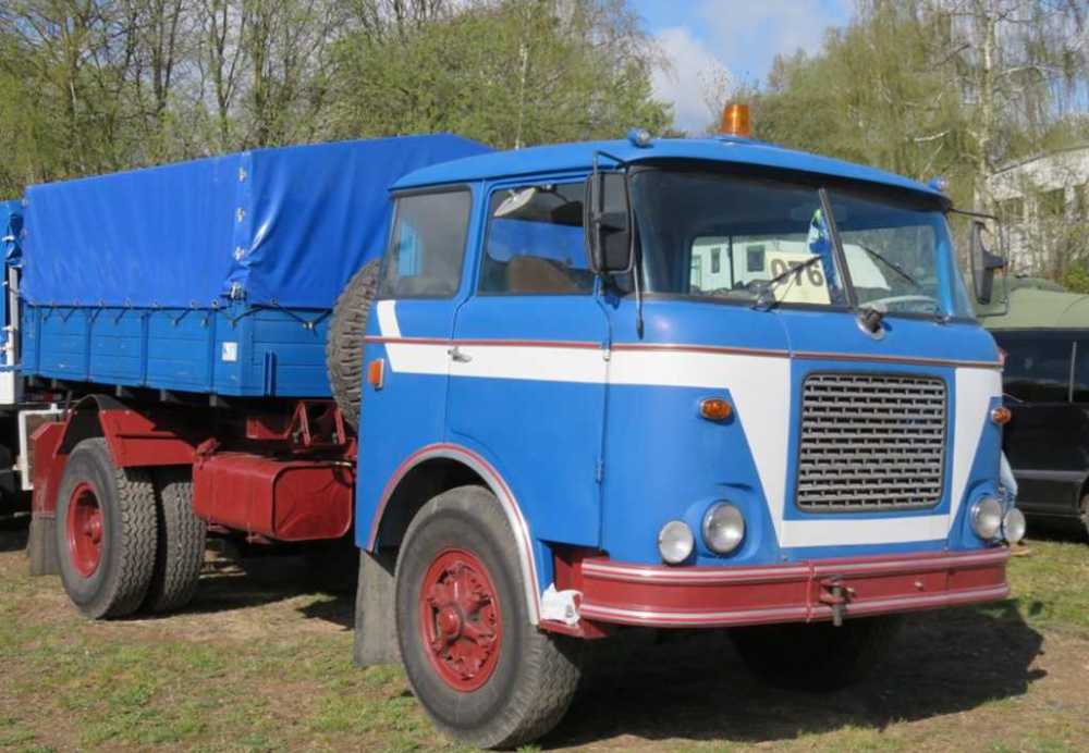五十年代的利亚兹706rt平头卡车黄河jn150的原型车