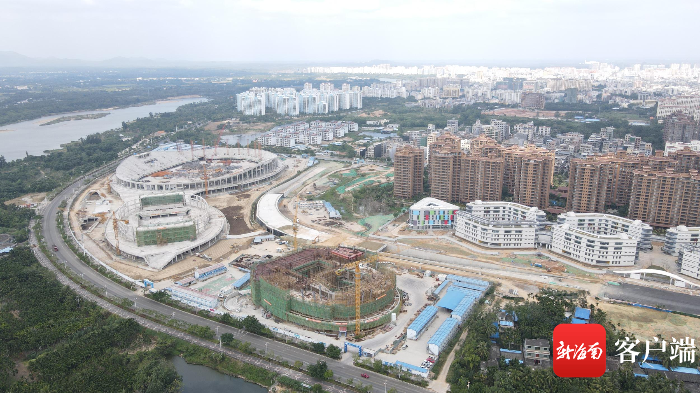 琼海市文化体育中心区域内建设项目正在建设中.