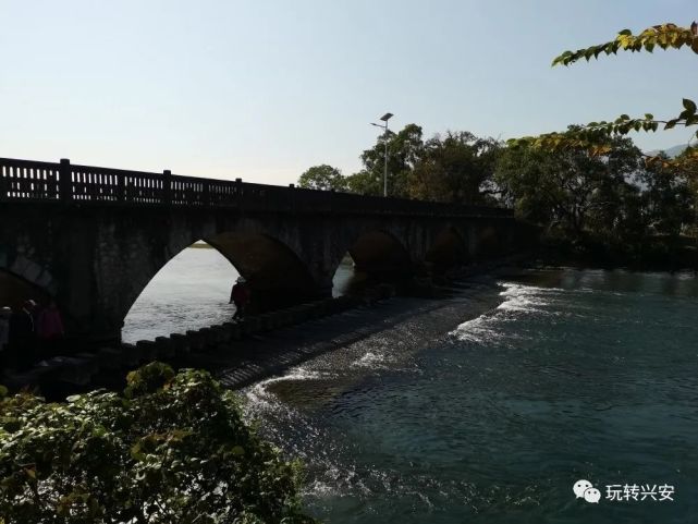 和古跳石桥遐龄桥距离村庄约400米,有广西著名的空军抗日英雄蒋盛祜墓