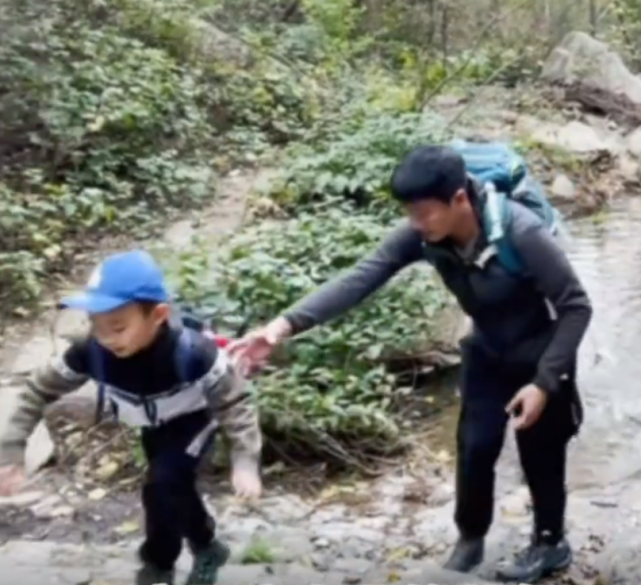 关悦佟大为一家五口爬山,小儿子全程站c位,二女儿默默跪地吃饭,曾被曝