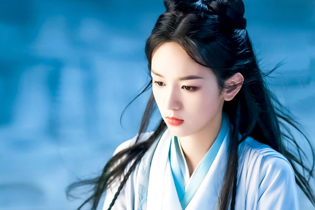 周也的气质,也是能扛得起魔龙守卫小仙女的职责,虽