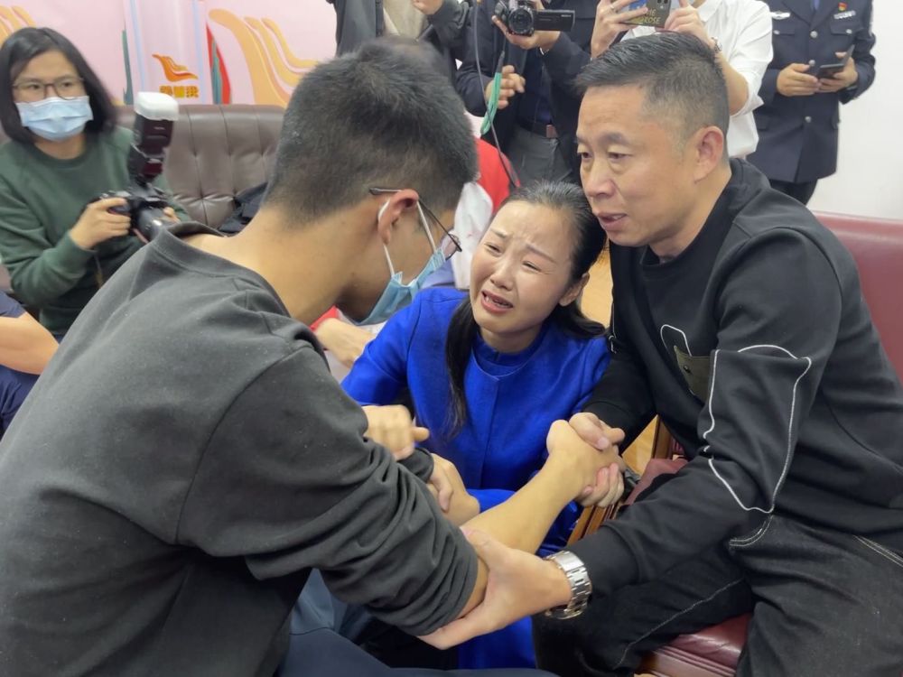 孙海洋夫妇和儿子在认亲现场情绪失控.新京报记者 李阳 摄