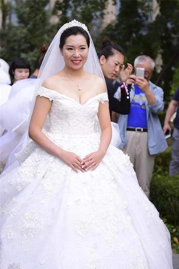 如今的李晓霞安心在家相夫教子,不过很多老球迷可能在看比赛时也会