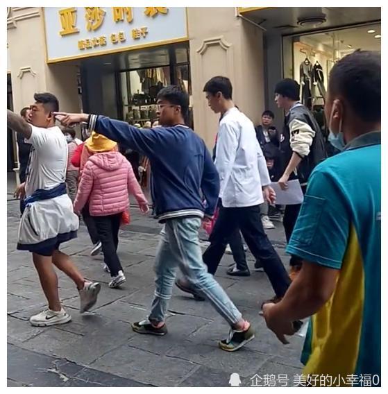 其实除了那一位和蓝盈莹走在一起的眼镜男之外,有几个和范丞丞走在一