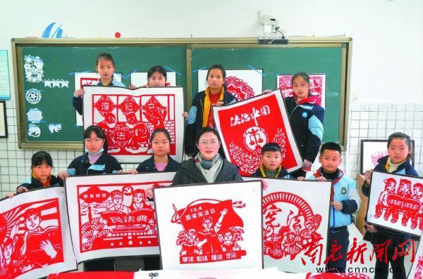 文/图)为普及宪法知识,弘扬宪法精神,12月2日上午,仪陇县新政小学剪纸