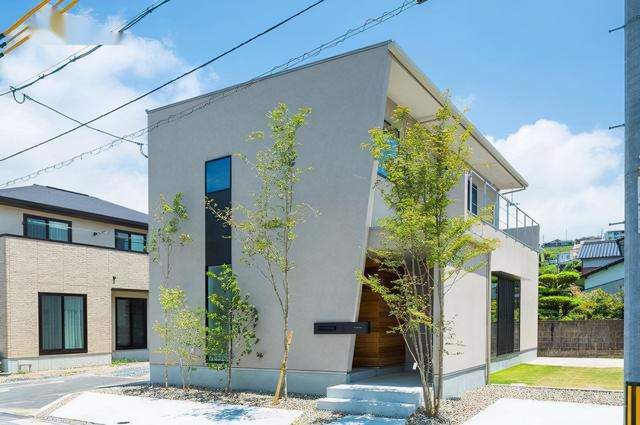 咱们农村的自建房很多都是以围墙或铁门为标志的,但在日本,他们会对