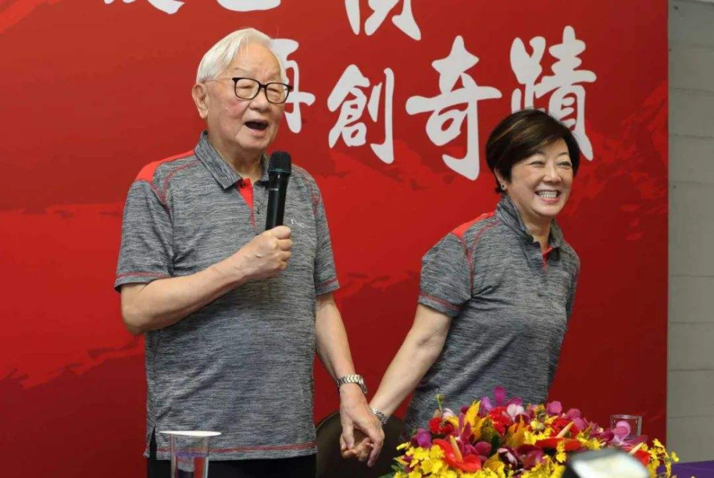 台积电ceo张忠谋,70岁娶走郭台铭表姐张淑芬,2个月就成功闪婚