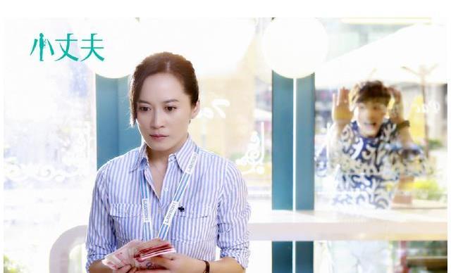 他们的爱情也被一位编剧改编,拍成了电视剧《小丈夫》,编剧在上映后