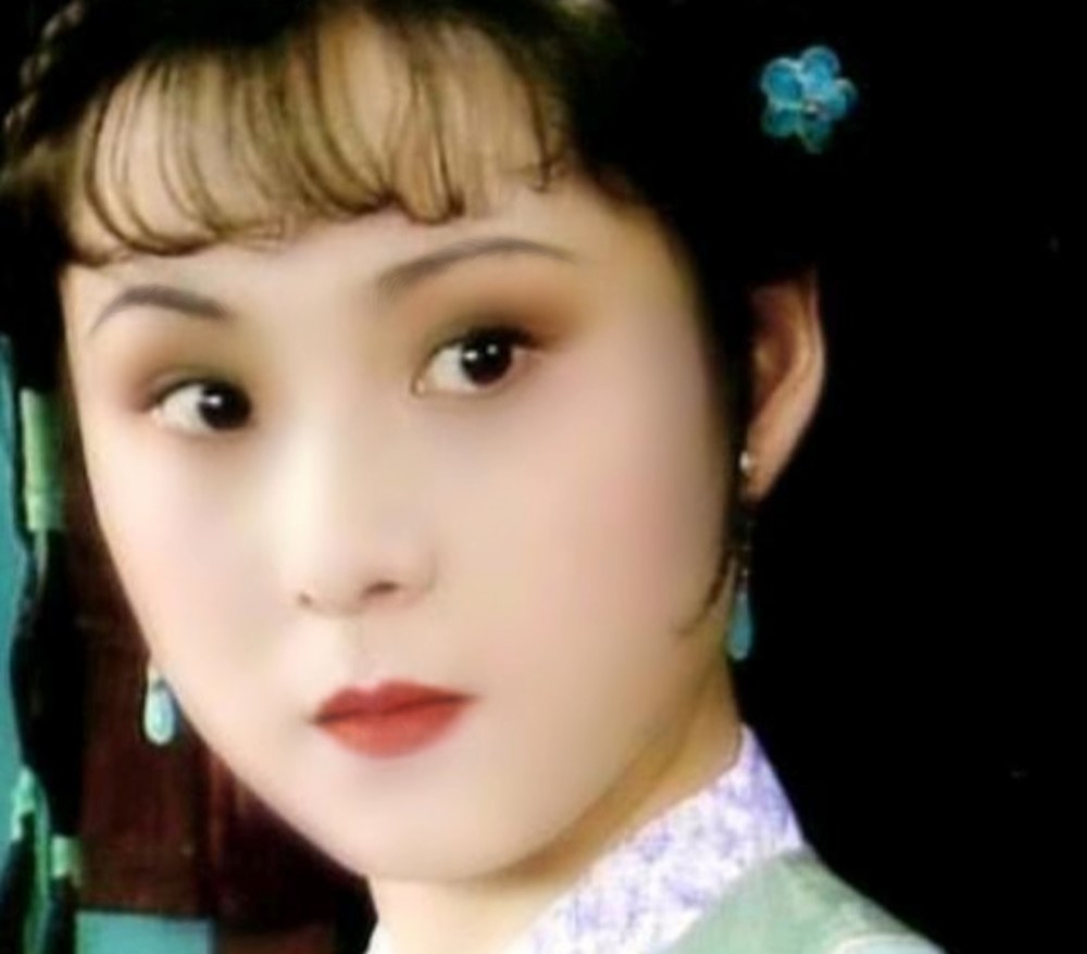 她对小丫头红玉那叫一个尖酸刻薄,人家小红只是帮王熙凤传了一句话,就