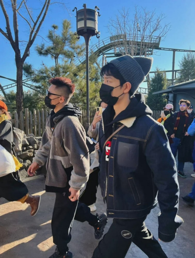 在这些路人镜头下的照片与视频中的肖战虽穿着低调休闲,但依旧又高又