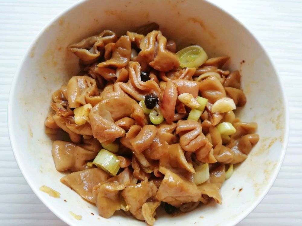 6,最后加入一点食用油,搅拌均匀,腌制20分钟左右.