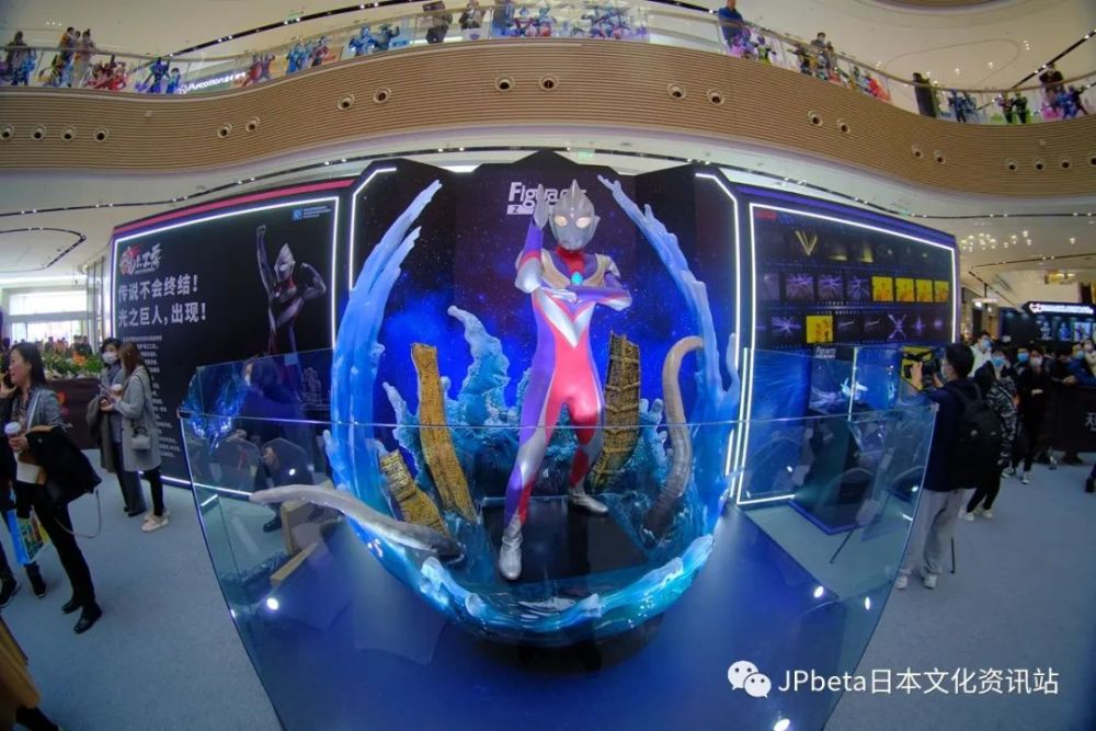 英雄魂展巡回展上海开幕闵行龙湖天街竖了奥特曼大立像