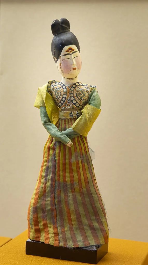 绢衣彩绘女舞木俑亮相安博多件国宝级文物难得一见
