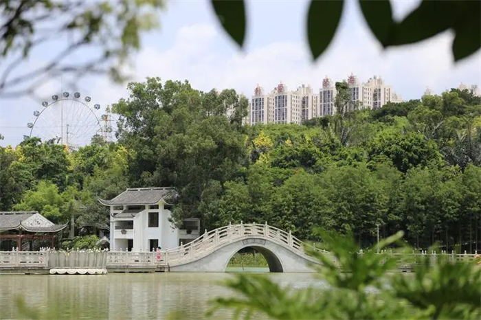 (南宁狮山公园)狮山公园是南宁市八大公园之一,由山,湖,健身娱乐区