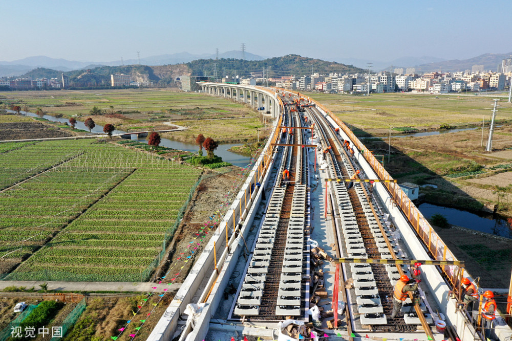 浙江温州市域铁路s2线加紧铺轨